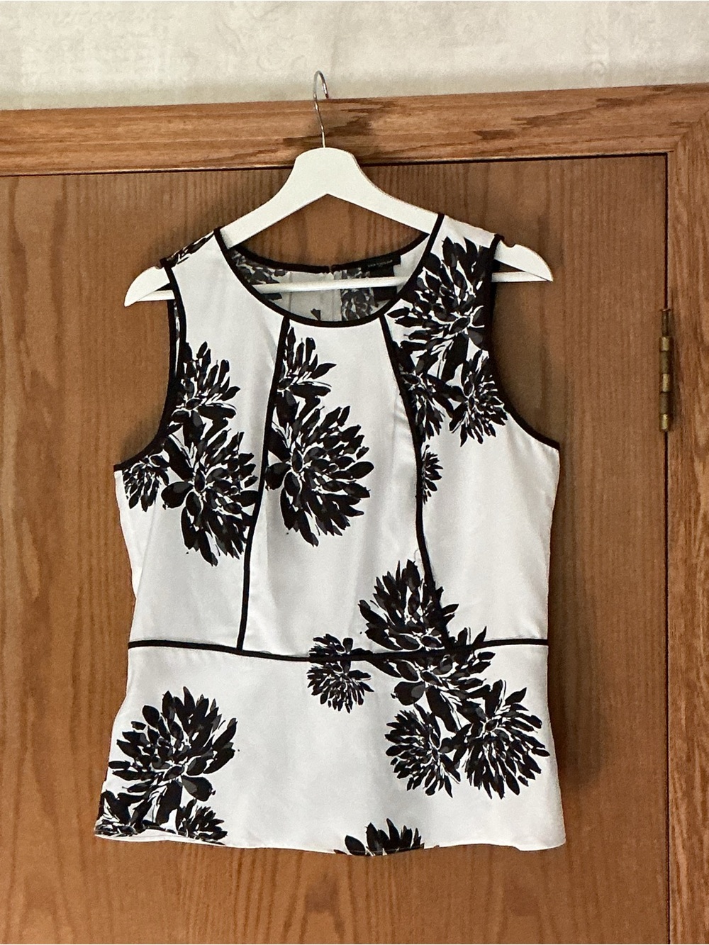 Ann Taylor - NWT - Black and White Floral Sleeveless Blouse